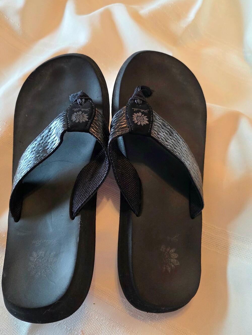 Yellow Box Women's Snakeskin Flip Flops Size 9.5